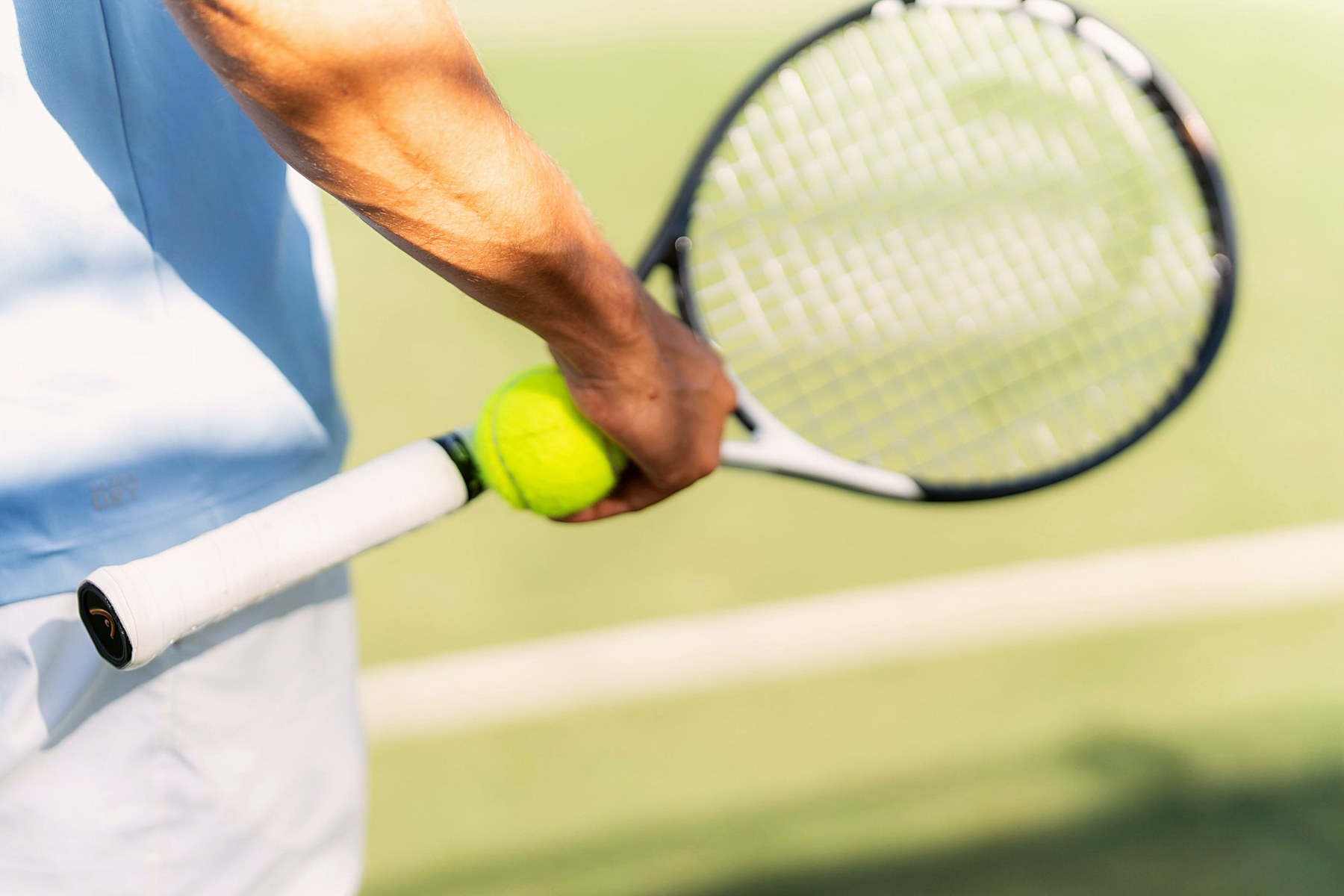 Nahaufnahme: Hand mit Schläger und Ball